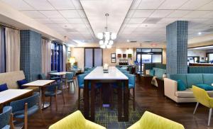 土桑汉普顿图森机场酒店的一间配备有蓝色椅子和桌子的用餐室