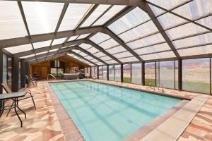 托里布罗肯马刺酒店及牛排餐厅的一个带玻璃天花板的室内游泳池
