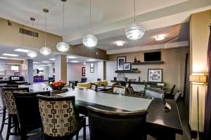 阿尔科诺克斯维尔机场汉普顿旅馆的一间带大桌子和椅子的餐厅
