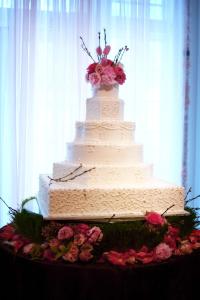 维克多维尔维克多维尔希尔顿花园旅馆的一张桌子上带鲜花的白色婚礼蛋糕
