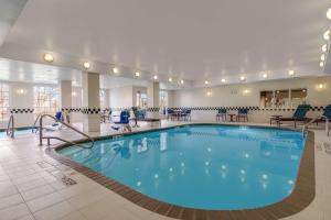沃里克普罗维登斯-沃里克希尔顿惠庭套房酒店的酒店大堂的大型游泳池