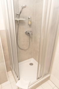 哥达纳赫巴尔德尔克莱恩膳食公寓酒店的浴室里设有玻璃门淋浴