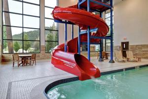 奇利瓦克希尔顿汉普顿赤里沃克酒店的游泳池的水滑梯