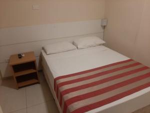 桑托斯Atlantico Flat Gonzaga的一间小卧室,配有床和床头柜
