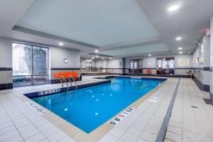 布兰特福德希尔顿布兰特福德汉普顿酒店 的大楼内的一个蓝色海水游泳池