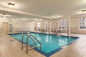 埃德蒙顿汉普顿酒店 - 埃德蒙顿南的一座配有桌椅的酒店游泳池