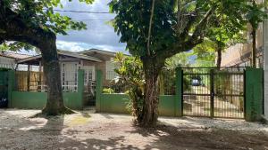 乌巴图巴Villa do Aconchego的两棵树房子前面的大门