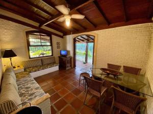 乌巴图巴Villa do Aconchego的客厅配有吊扇和桌椅
