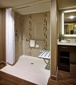 汉密尔顿汉密尔顿希尔顿惠庭套房酒店的浴室配有浴缸、淋浴和水槽