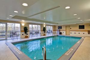 萨德伯里安大略萨德伯里汉普顿旅馆的大型客房带窗户,设有大型游泳池