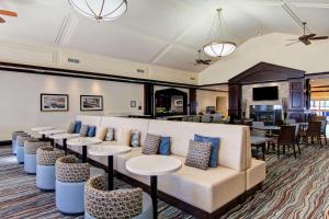 米西索加多伦多密西沙加希尔顿惠庭套房酒店的一间设有白色沙发和桌子的等候室