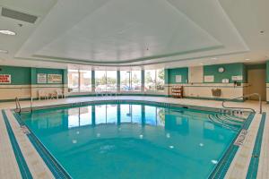 多伦多多伦多机场企业中心希尔顿惠庭套房酒店的蓝色海水大型游泳池