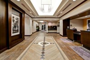 多伦多希尔顿汉普顿旅馆多伦多机场企业中心酒店的大楼内铺着瓷砖地板的走廊