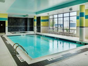 温尼伯希尔顿汉普顿温尼伯酒店的在酒店房间的一个大型游泳池