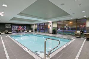 马卡姆多伦多万锦希尔顿汉普顿套房酒店的酒店大堂的大型游泳池