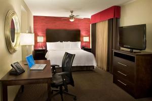 沃恩多伦多沃恩希尔顿惠庭套房酒店的酒店客房配有一张床和一张带电脑的书桌
