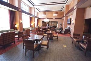 瓦恩兰文兰德希尔顿恒庭旅馆&套房酒店的一间在房间内配有桌椅的餐厅