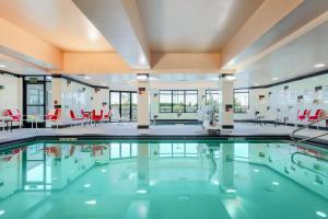 安克雷奇安克里奇希尔顿花园酒店的一个带红色椅子和桌子的大型游泳池