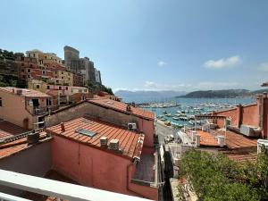莱里奇Favolosa stanza gialla con terrazzino vista mare Mottino23的享有海港和水中船只的景色