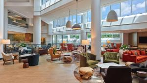 亚特兰大亚特兰大机场希尔顿酒店的大堂设有许多桌椅