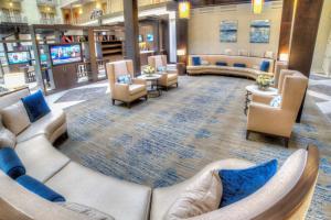 亚特兰大Doubletree Suites by Hilton at The Battery Atlanta的医院里的一个配有沙发和椅子的等候室