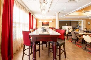 罗维莎Hampton Inn Lawrenceville Duluth的一间用餐室,配有红色的椅子和桌子