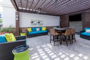 罗维莎Homewood Suites by Hilton Lawrenceville Duluth的天井配有桌椅和沙发。