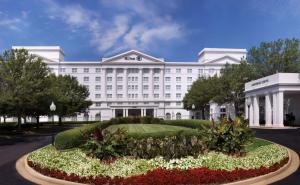 玛丽埃塔市希尔顿亚特兰大/马利耶塔酒店及会议中心的白色的酒店,前面设有花园