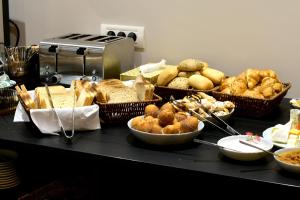布拉索夫Prinz Gregor的餐桌上的自助面包和糕点
