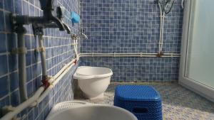MostaganemVilla 250 m2 terrasse plus Garage的蓝色瓷砖浴室设有卫生间和水槽