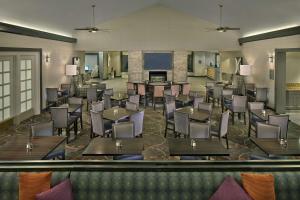 哥伦比亚哥伦比亚希尔顿惠庭套房酒店的用餐室配有桌椅
