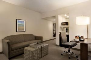 布卡拉顿博卡拉顿大使套房酒店的带沙发、书桌和椅子的客厅