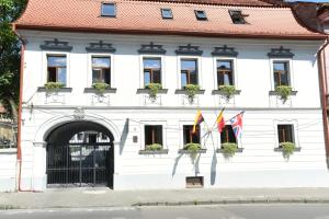 布拉索夫Prinz Gregor的前面有旗帜的白色建筑