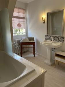 布尔日Belle Fontaine的带浴缸、水槽和镜子的浴室