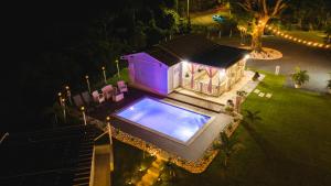 阿尼亚斯科Bello Amanecer Guest House with Private Pool的享有带游泳池的别墅的顶部景致