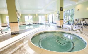 布拉特尔伯勒Hampton by Hilton Brattleboro的游泳池中间的热水浴池