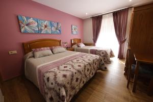 普韦布拉桑纳比亚LUZ DE PRADA的一间卧室配有两张床和钢琴