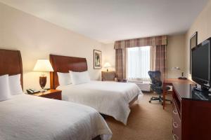 巴特尔斯维尔巴特尔斯维尔希尔顿花园旅馆的酒店客房设有两张床和一台平面电视。