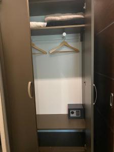 亚斯贝雷尼Blueline Motel的浴室设有衣柜,配有毛巾和体重秤