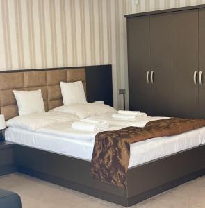 亚斯贝雷尼Blueline Motel的一间卧室配有一张带白色床单的大床