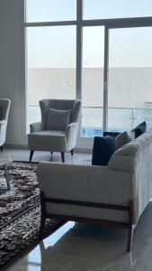阿夏尔奇亚Al Saad chalet的客厅配有沙发和两把椅子