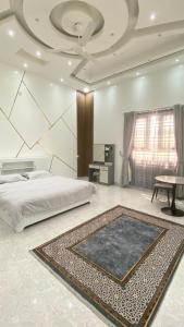 阿夏尔奇亚Al Saad chalet的卧室配有一张床,地板上铺有地毯