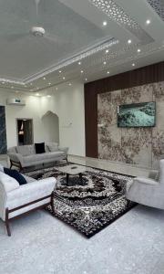 阿夏尔奇亚Al Saad chalet的客厅配有两张沙发和地毯。