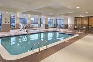 亚克朗阿克伦希尔顿花园酒店的在酒店房间的一个大型游泳池