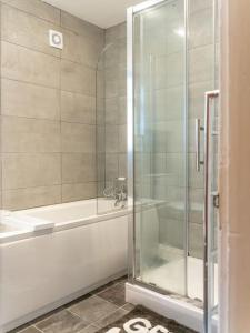曼彻斯特Amazing Entire 4 Bedroom Home的带淋浴、浴缸和盥洗盆的浴室