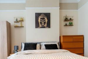 曼彻斯特Amazing Entire 4 Bedroom Home的一间卧室,配有一张带头部绘画的床