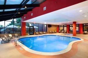奥克布鲁克特莱斯芝加哥/奥克布鲁克特莱斯希尔顿套房酒店的酒店的大型游泳池配有桌椅