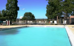 内珀维尔芝加哥纳珀维尔希尔顿恒庭酒店的一个带桌椅的大型蓝色游泳池