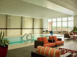 锡达拉皮兹锡达拉皮兹会议中心希尔顿逸林酒店的医院大厅,设有游泳池、桌椅