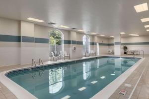 独立市Embassy Suites by Hilton Cleveland Rockside的游泳池位于酒店客房内,配有桌椅